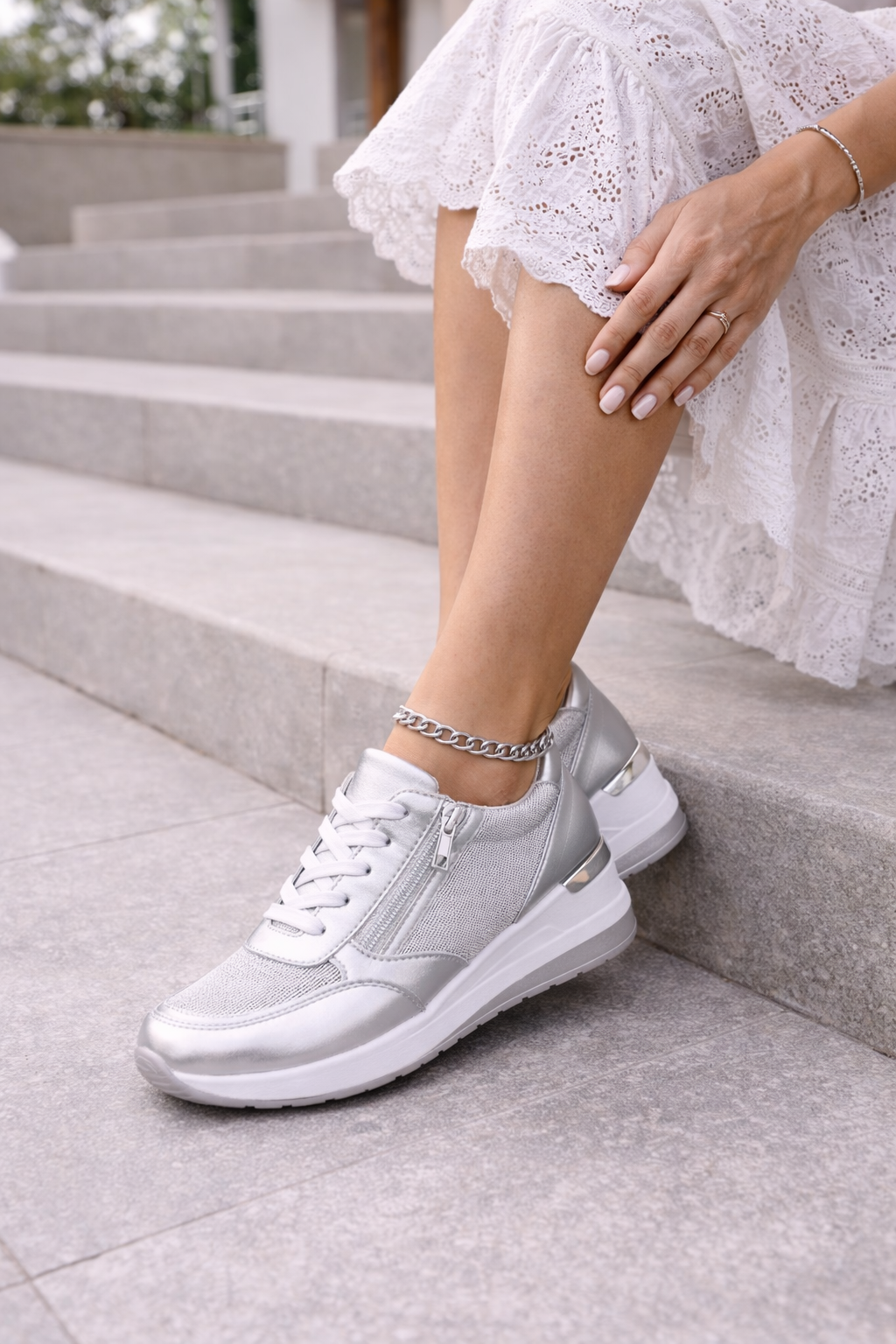 Glanzende Dames Sneakers Met Rits En Verhoogde Zool